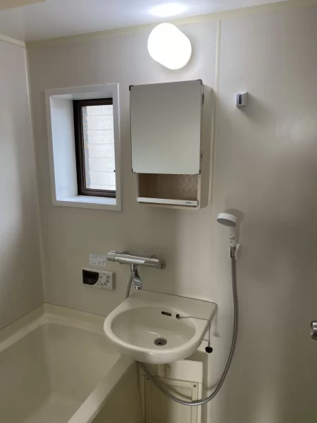 浴室壁アクセントシート施工　相模原市　賃貸物件のビフォー画像