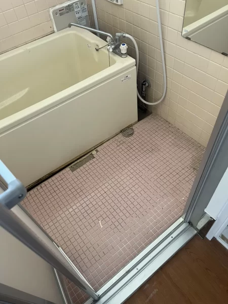 浴室タイル床シート施工　厚木市　賃貸物件のビフォー画像