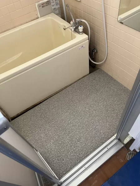 浴室タイル床シート施工　厚木市　賃貸物件のアフター画像