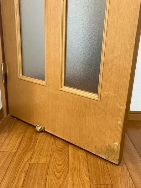 開き戸シート施工　大和市　賃貸物件のビフォー画像