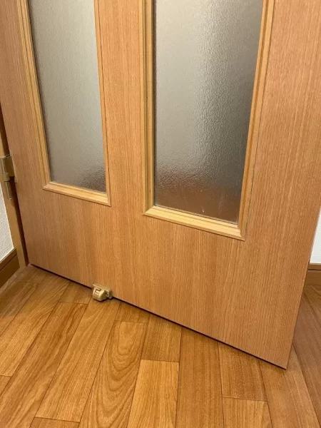 開き戸シート施工　大和市　賃貸物件のアフター画像