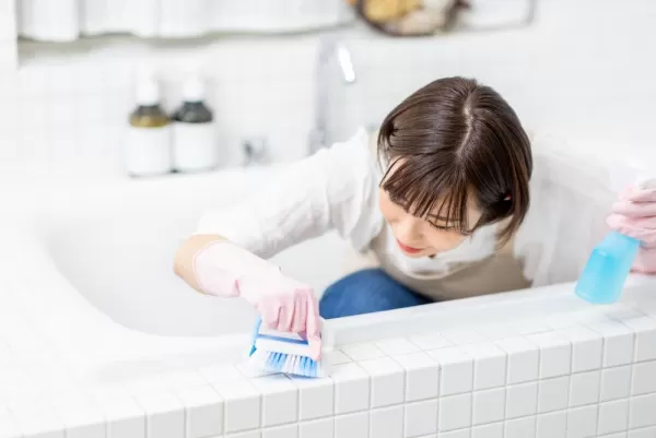 お風呂を掃除する女性